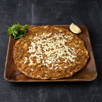 Kaşarlı Lahmacun görseli