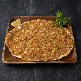 Nar Ekşili Cevizli Lahmacun görseli