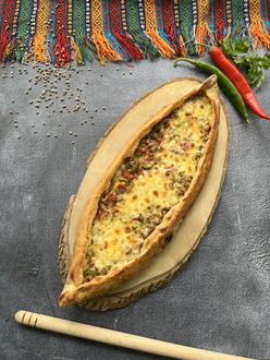 Kuşbaşılı Kaşarlı Pide görseli