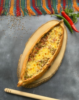Kuşbaşılı Kaşarlı Pide görseli