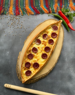 Kaşarlı Sucuklu Pide görseli