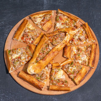 Kuşbaşılı Kaşarlı Pide görseli