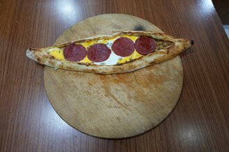 Kıymalı Sucuklu Yumurtalı Pide görseli