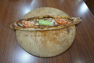 Kıymalı Kaşarlı Sebzeli Pide görseli