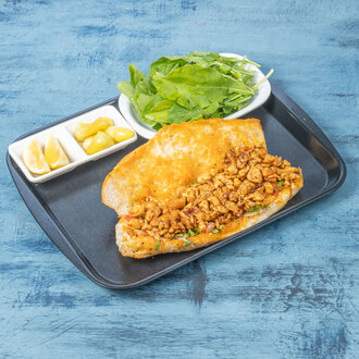 Ekmek Arası Kaşarlı Tavuk Tantuni görseli
