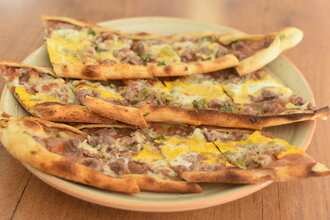 Kuşbaşılı Yumurtalı Pide görseli