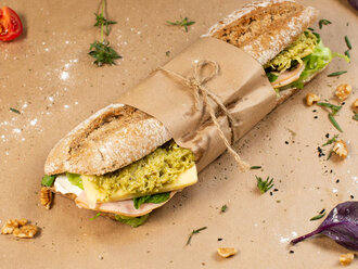 Pesto Soslu & Füme Hindi Sandviç görseli