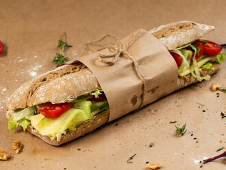 Yeşil Zeytin Ezmeli & Peynirli Sandviç görseli