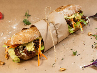 Kurutulmuş Domatesli & Zeytin Dilimli Sandviç görseli