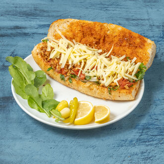 Ekmek Arası Kaşarlı Tavuk Tantuni görseli