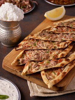 Kuşbaşılı Pide görseli