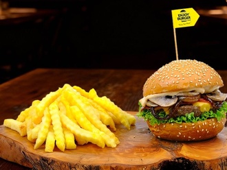 Huge Burger görseli