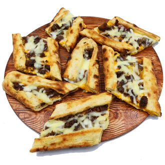 Kavurmalı Kaşarlı Yumurtalı Pide görseli