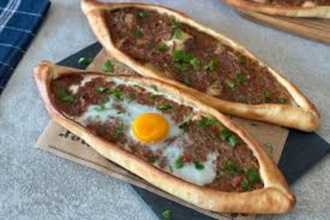 Kıymalı Yumurtalı Pide görseli