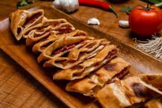 Sucuklu Kaşarlı Karadeniz Pidesi görseli