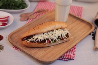 Somun Ekmek Arası Kaşarlı Et Tantuni görseli