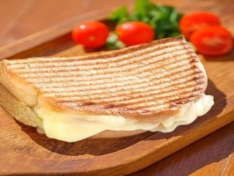 Ayvalık Ekmeğine Kaşar Peynirli Tost görseli