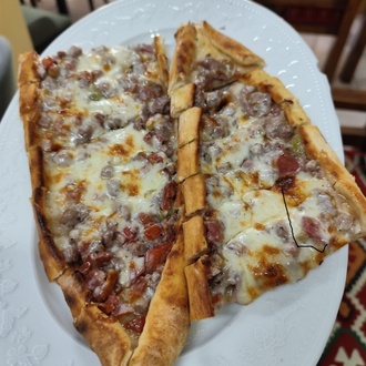 Kuşbaşılı Kaşarlı Pide görseli