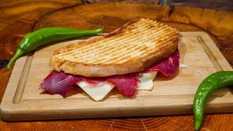 Ayvalık Pastırmalı Kaşarlı Tost görseli