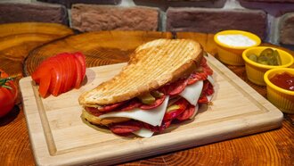 Ayvalık Süper Kaşarlı Sucuklu Tost görseli