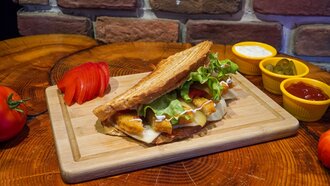 Ayvalık Schnitzel Tost görseli