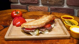 Ayvalık Kavurmalı Kaşarlı Tost görseli