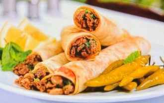 Açık Ekmeğe Yoğurtlu Biftek Tantuni görseli