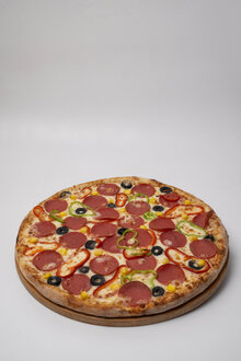 Bol Salamlı Pizza (Orta) görseli