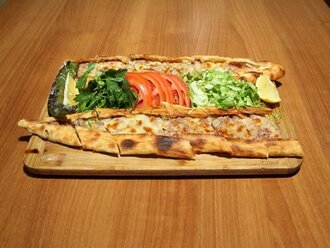 Kuşbaşılı Kaşarlı Pide görseli