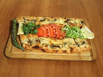 Mantarlı Kaşarlı Pide görseli
