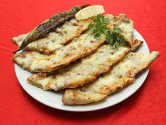 Kuşbaşılı Kaşarlı Pide görseli