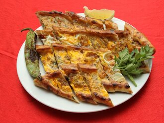 Kıymalı Yumurtalı Pide görseli