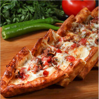 Kuşbaşılı Kaşarlı Pide görseli