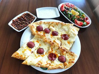Sucuklu Kaşarlı Pide görseli