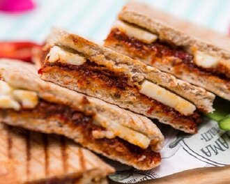 Salçalı Anne Usulü Bazlamaviç Tost görseli