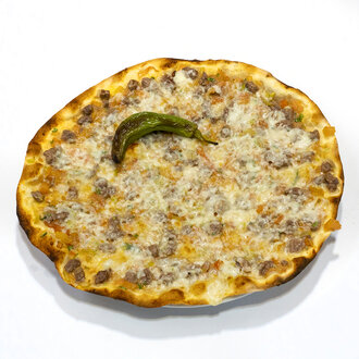 Kuşbaşılı Kaşarlı Lahmacun görseli
