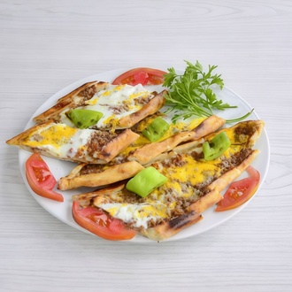 Sucuklu Kaşarlı Mantarlı Yumurtalı Pide görseli
