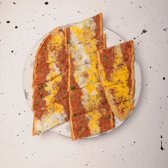 Kıymalı Kırma Yumurtalı Pide görseli