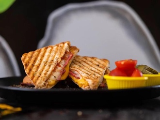 Salamlı Özel Tost görseli