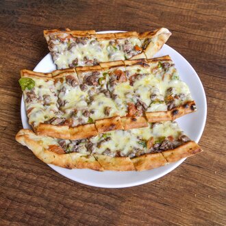 Kuşbaşılı Kaşarlı Pide görseli