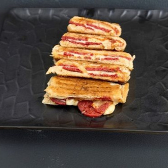 3/4 Ekmeğe Sucuklu Tost görseli