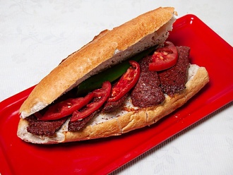 Üç Çeyrek Ekmek Sucuk görseli