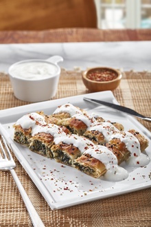 Ispanaklı Tepsi Böreği (Yoğurtlu) görseli