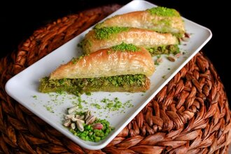 Fıstıklı Havuç Dilim Baklava (1 Kg.) görseli