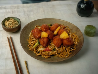 Sebzeli Noodle Üstü Tatlı Ekşi Soslu Tavuk görseli
