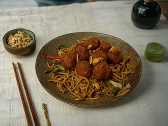 Sebzeli Noodle Üstü Mançuryan Tavuk görseli