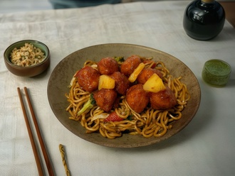 Sebzeli Noodle Üstü Tatlı Ekşi Tavuk görseli