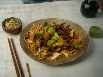 Sebzeli Noodle Üstü Acılı Mantarlı Dana Eti görseli