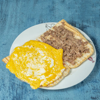 Yarım Ekmeğe Yumurtalı Kavurmalı Tost görseli