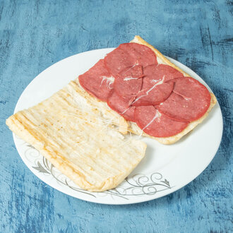 Yarım Ekmeğe Macar Salamlı Kaşarlı Tost görseli